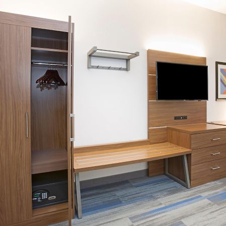 Holiday Inn Express Kansas City - At The Legends! By Ihg Bonner Springs Номер фото