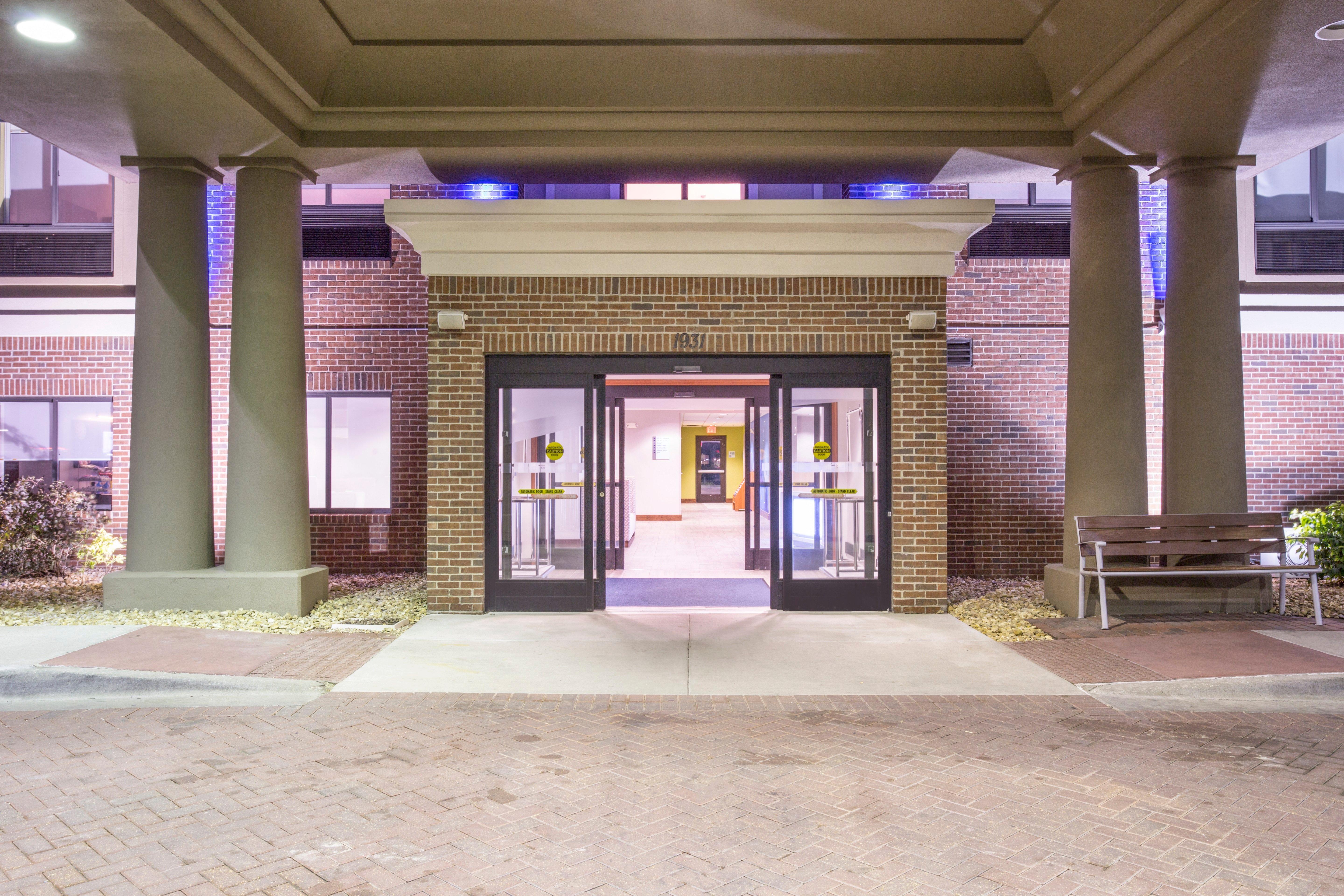 Holiday Inn Express Kansas City - At The Legends! By Ihg Bonner Springs Экстерьер фото
